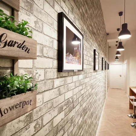 Royal Piotrkowska 116 * وودج